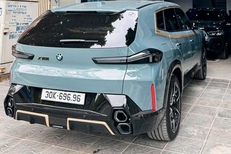 Đây cũng là chiếc xe hiệu suất cao đầu tiên của hãng có hệ thống truyền động điện khí hóa. BMW XM 2024 mới sở hữu ngoại hình được đánh giá là khá táo bạo và cá tính. Phần đầu xe nổi bật với lưới tản nhiệt hình quả thận đôi cỡ lớn, kết hợp với viền phát sáng cùng hệ thống đèn 2 tầng giống BMW 7-Series thế hệ mới.