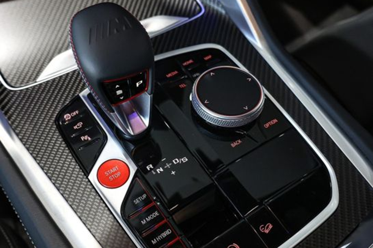 BMW XM 2024 sở hữu khối động cơ xăng V8 tăng áp kép, dung tích 4.4L, sản sinh công suất tối đa 483 mã lực và mô-men xoắn cực đại 650 Nm, kết hợp với hộp số tự động 8 cấp và hệ dẫn động 4 bánh. Chưa hết, xe còn được trang bị một mô-tơ điện mạnh 194 mã lực nâng tổng công suất của xe lên tới 644 mã lực và mô-men xoắn 800 Nm.