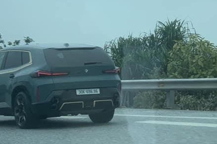 Hệ thống đèn trước tách rời với đèn định vị ban ngày thiết kế mỏng nằm phía trên còn cụm đèn pha chính đặt bên dưới. Nắp ca-pô với những đường gân dập nổi càng làm tăng thêm vẻ thể thao cho chiếc SUV.