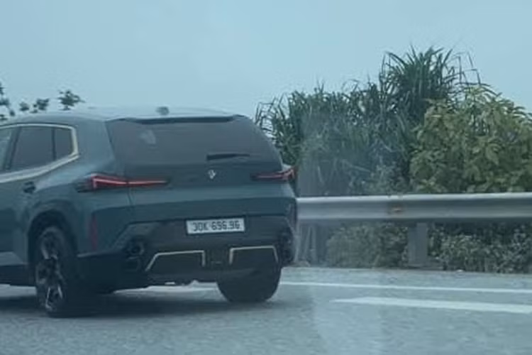 Hệ thống đèn trước tách rời với đèn định vị ban ngày thiết kế mỏng nằm phía trên còn cụm đèn pha chính đặt bên dưới. Nắp ca-pô với những đường gân dập nổi càng làm tăng thêm vẻ thể thao cho chiếc SUV.