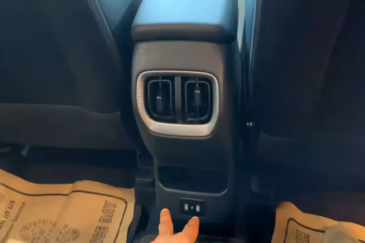 Điều hòa của xe là loại chỉnh tay với cửa gió dành cho hàng ghế sau. Cửa kính của hàng ghế sau cũng được chỉnh tay thay vì chỉnh điện. Tất nhiên, Kia Sonet 2024 bản rẻ nhất không có màn hình cảm ứng trung tâm. Khách hàng có thể lắp thêm màn hình cảm ứng 10,25 inch mua ngoài cho xe.