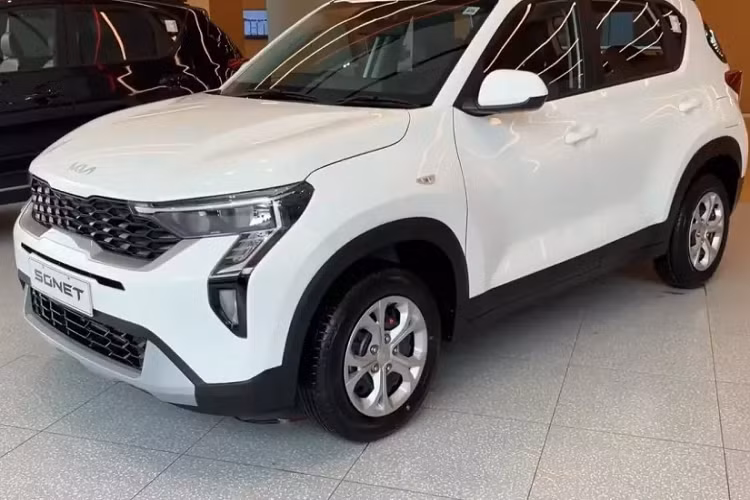 Cụ thể, bản tiêu chuẩn của mẫu SUV hạng A này vẫn còn lưới tản nhiệt "mũi hổ", dải đèn LED định vị ban ngày và đèn hậu mới, lấy cảm hứng thiết kế từ bản đồ sao tương tự bản cao cấp. Bên cạnh đó là ốp màu bạc dày dặn trên cản trước/sau, mang đến sự khỏe khoắn cho mẫu SUV đô thị cỡ nhỏ này.