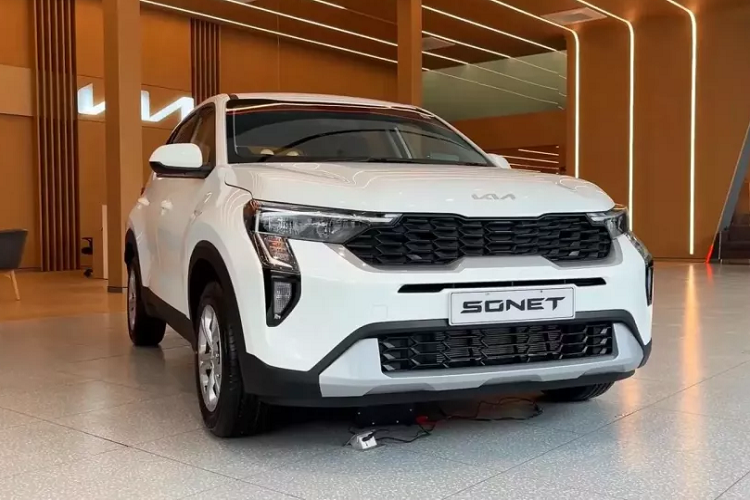 Tại thị trường Ấn Độ, Kia Sonet 2024 mới có tổng cộng 7 phiên bản, bao gồm HTE, HTK, HTK+, HTX, HTX+, GTX+ và X-Line. Trong đó, bản tiêu chuẩn HTE có giá chỉ từ 799.000 Rupee (khoảng 235 triệu đồng). Tương xứng với giá bán này là trang bị tương đối nghèo nàn.