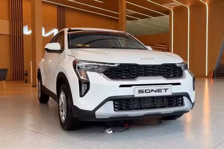 Tại thị trường Ấn Độ, Kia Sonet 2024 mới có tổng cộng 7 phiên bản, bao gồm HTE, HTK, HTK+, HTX, HTX+, GTX+ và X-Line. Trong đó, bản tiêu chuẩn HTE có giá chỉ từ 799.000 Rupee (khoảng 235 triệu đồng). Tương xứng với giá bán này là trang bị tương đối nghèo nàn.