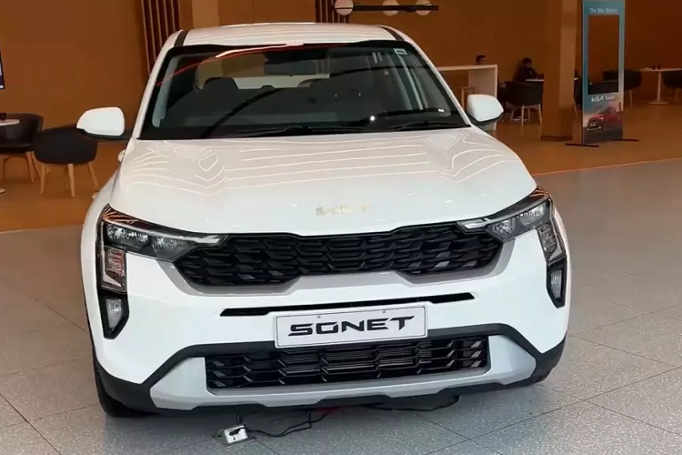 Đoạn video quay cận cảnh chiếc Kia Sonet 2024 bản tiêu chuẩn tại đại lý đã cho thấy rõ điều đó. Thông thường, bản tiêu chuẩn của các mẫu xe sẽ sở hữu ngoại hình khác biệt khá nhiều so với bản cao cấp. Tuy nhiên, Kia Sonet 2024 bản tiêu chuẩn vẫn mang trên mình thiết kế ngoại thất khá tươm tất và không tạo cảm giác quá rẻ tiền.