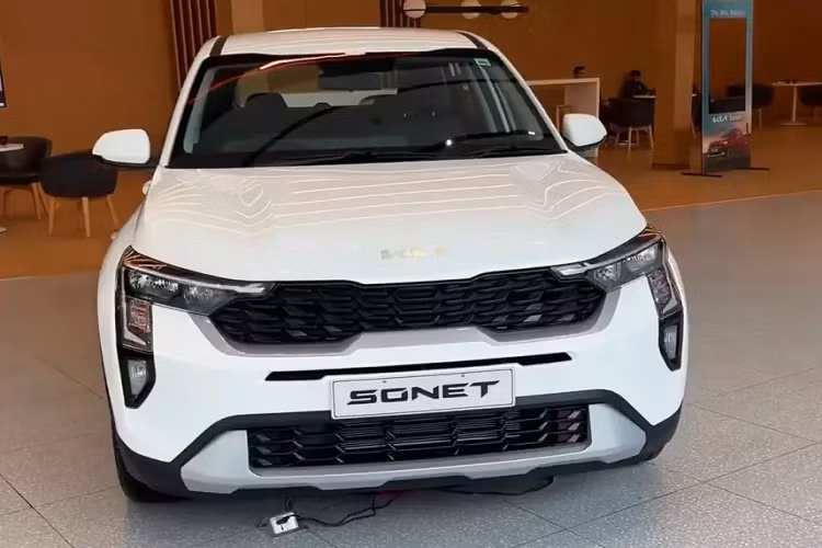 Đoạn video quay cận cảnh chiếc Kia Sonet 2024 bản tiêu chuẩn tại đại lý đã cho thấy rõ điều đó. Thông thường, bản tiêu chuẩn của các mẫu xe sẽ sở hữu ngoại hình khác biệt khá nhiều so với bản cao cấp. Tuy nhiên, Kia Sonet 2024 bản tiêu chuẩn vẫn mang trên mình thiết kế ngoại thất khá tươm tất và không tạo cảm giác quá rẻ tiền.