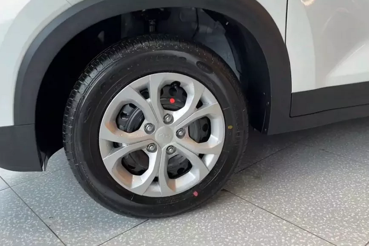 Tất nhiên, Kia Sonet 2024 bản tiêu chuẩn cũng bị cắt những trang bị ngoại thất hiện đại so với bản cao cấp. Xe chỉ dùng đèn pha Halogen thay vì đèn LED, gương chiếu hậu chỉnh điện... ... và vành thép 15 inch với ốp mâm màu bạc. Trong khi đó, bản cao cấp của mẫu xe này được trang bị vành hợp kim 16 inch phay xước 2 màu.