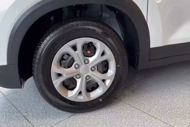 Tất nhiên, Kia Sonet 2024 bản tiêu chuẩn cũng bị cắt những trang bị ngoại thất hiện đại so với bản cao cấp. Xe chỉ dùng đèn pha Halogen thay vì đèn LED, gương chiếu hậu chỉnh điện... ... và vành thép 15 inch với ốp mâm màu bạc. Trong khi đó, bản cao cấp của mẫu xe này được trang bị vành hợp kim 16 inch phay xước 2 màu.