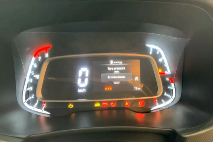 Bản tiêu chuẩn của mẫu SUV hạng A này cũng bị cắt chìa khóa thông minh và khởi động nút bấm. Tương tự trang bị tiện nghi, các tính năng an toàn của Kia Sonet 2024 bản tiêu chuẩn khá cơ bản với 6 túi khí, hệ thống chống bó cứng phanh ABS, phân bổ lực phanh điện tử EBD, hỗ trợ lực phanh BA, cân bằng điện tử, hỗ trợ khởi hành ngang dốc, cảm biến hỗ trợ đỗ xe phía sau và cảnh báo áp suất lốp.