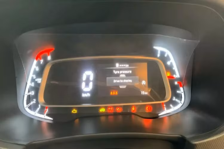 Bản tiêu chuẩn của mẫu SUV hạng A này cũng bị cắt chìa khóa thông minh và khởi động nút bấm. Tương tự trang bị tiện nghi, các tính năng an toàn của Kia Sonet 2024 bản tiêu chuẩn khá cơ bản với 6 túi khí, hệ thống chống bó cứng phanh ABS, phân bổ lực phanh điện tử EBD, hỗ trợ lực phanh BA, cân bằng điện tử, hỗ trợ khởi hành ngang dốc, cảm biến hỗ trợ đỗ xe phía sau và cảnh báo áp suất lốp.