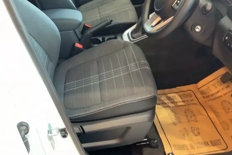 Bên trong xe, Kia Sonet 2024 bản tiêu chuẩn chỉ được trang bị nội thất màu đen với ghế bọc da pha nỉ. Để nội thất bớt nhàm chán, hãng Kia đã bổ sung những điểm nhấn màu bạc bên trong xe như viền cửa gió điều hòa, vô lăng và cụm điều khiển trung tâm