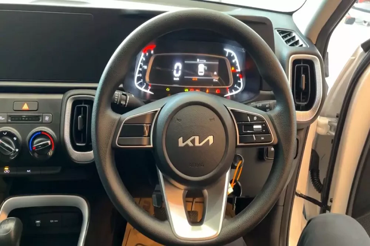 Trước mặt người lái là vô lăng 3 chấu chỉnh điện 2 hướng và chỉ tích hợp một số nút bấm... Ngoài ra, bản tiêu chuẩn của mẫu SUV hạng A này còn có cổng USB Type C dành cho cả 2 hàng ghế và cổng sạc 12V.