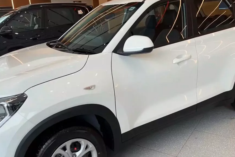 Ngoài ra, mẫu xe này còn có đèn báo rẽ và đèn hậu dạng Halogen cùng đèn báo rẽ nằm trên chắn bùn trước thay vì tích hợp vào ốp gương chiếu hậu.