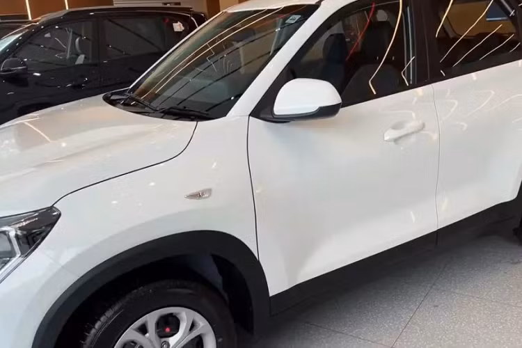 Ngoài ra, mẫu xe này còn có đèn báo rẽ và đèn hậu dạng Halogen cùng đèn báo rẽ nằm trên chắn bùn trước thay vì tích hợp vào ốp gương chiếu hậu.