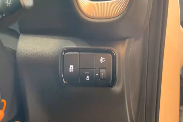 Nằm bên dưới nắp ca-pô của Kia Sonet 2024 bản tiêu chuẩn là 2 tùy chọn động cơ. Đầu tiên là động cơ xăng 4 xi-lanh, hút khí tự nhiên, dung tích 1.2L, sản sinh công suất tối đa 83 mã lực.