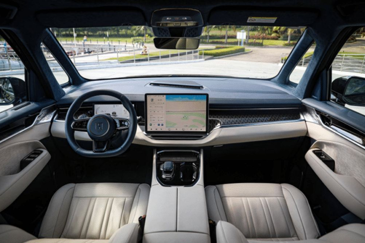 Di chuyển ra phía sau, Zeekr 009 2024 của Trung Quốc được trang bị đèn hậu dạng xuyên suốt với 402 bóng LED và logo ZEEKR ở giữa. Đèn phanh lắp trên cao và cánh gió trên mui mang đến cái nhìn thể thao. Bên trong cabin, Zeekr 009 có thiết kế chỗ ngồi tiêu chuẩn kiểu 2+2+2.