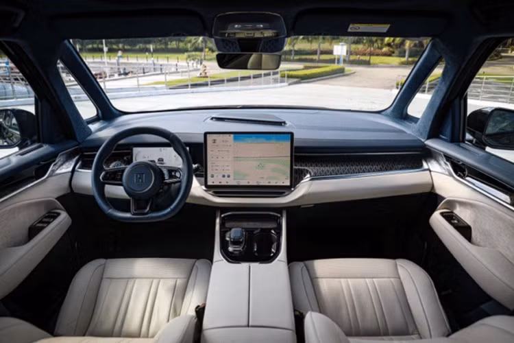 Di chuyển ra phía sau, Zeekr 009 2024 của Trung Quốc được trang bị đèn hậu dạng xuyên suốt với 402 bóng LED và logo ZEEKR ở giữa. Đèn phanh lắp trên cao và cánh gió trên mui mang đến cái nhìn thể thao. Bên trong cabin, Zeekr 009 có thiết kế chỗ ngồi tiêu chuẩn kiểu 2+2+2.