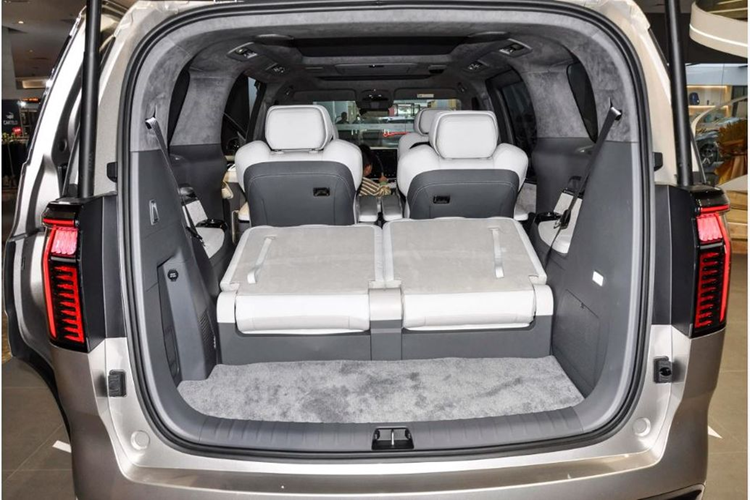 Zeekr cung cấp cho 009 hai bộ pin có công suất 116 kWh và 140 kWh với phạm vi hoạt động tương ứng 702 km và 822 km. Khi sạc nhanh, Zeekr 009 mất 28 phút để nạp lại pin từ 10% lên 80%.