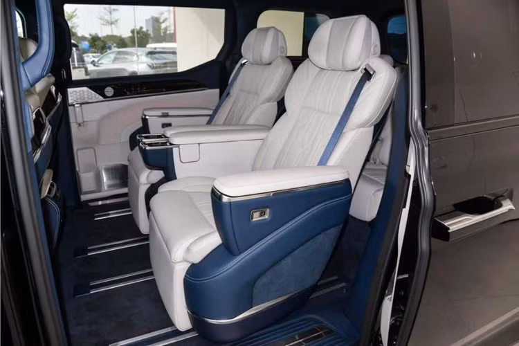 Chưa hết, ghế hành khách cũng được nâng cấp, có thể chỉnh điện 12 hướng và hỗ trợ massage. Mỗi ghế đều được trang bị loa tựa đầu Yamaha. Bên cạnh đó, Zeekr 009 2024 còn có một số trang bị tiện ích khác như: điều khiển từ xa bằng điện thoại di động, cập nhật OTA, nhận diện khuôn mặt, sạc không dây, đèn viền nội thất và màn hình điều khiển hàng ghế thứ hai đặt trên cửa trượt điện.