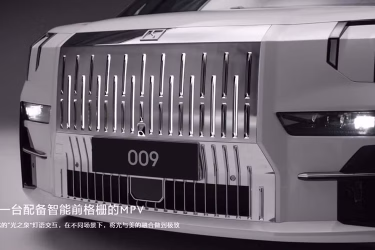 Phần đầu xe vẫn nổi bật với lưới tản nhiệt khép kín tạo hình kiểu thác nước thẳng và đèn pha hình chữ U ngược. Zeekr tuyên bố rằng, đây là mẫu MPV đầu tiên trên thế giới được trang bị lưới tản nhiệt thông minh, có thể thay đổi thiết kế theo các tình huống khác nhau.