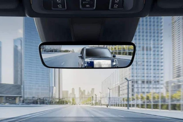 Khoang lái bố trí hình chữ T truyền thống với màn hình điều khiển trung tâm kích thước 15,4 inch đặt chính giữa và bảng đồng hồ LCD 10,25 inch. Ngoài ra, xe còn có màn hình giải trí trần 15,6 inch, tích hợp chip Qualcomm Snapdragon 8155. Hệ điều hành tích hợp trên xe được hỗ trợ bởi Zeekr OS cùng với trợ lý AI.