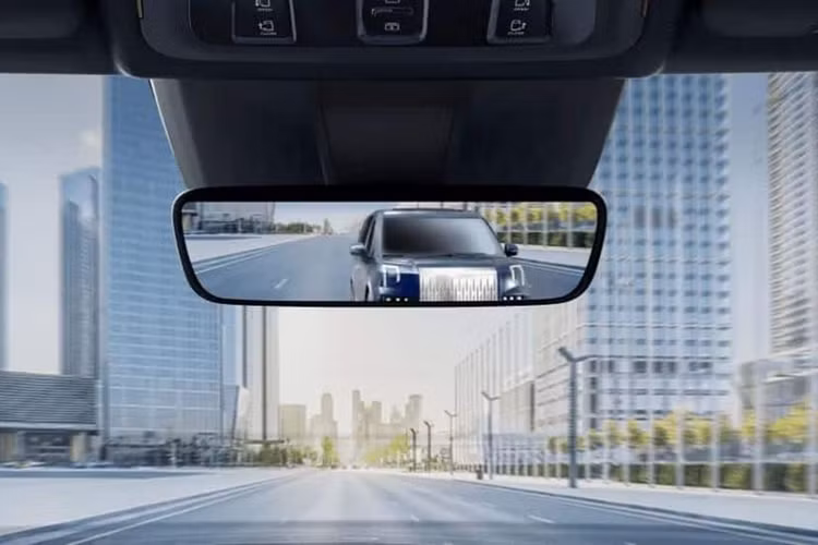 Khoang lái bố trí hình chữ T truyền thống với màn hình điều khiển trung tâm kích thước 15,4 inch đặt chính giữa và bảng đồng hồ LCD 10,25 inch. Ngoài ra, xe còn có màn hình giải trí trần 15,6 inch, tích hợp chip Qualcomm Snapdragon 8155. Hệ điều hành tích hợp trên xe được hỗ trợ bởi Zeekr OS cùng với trợ lý AI.