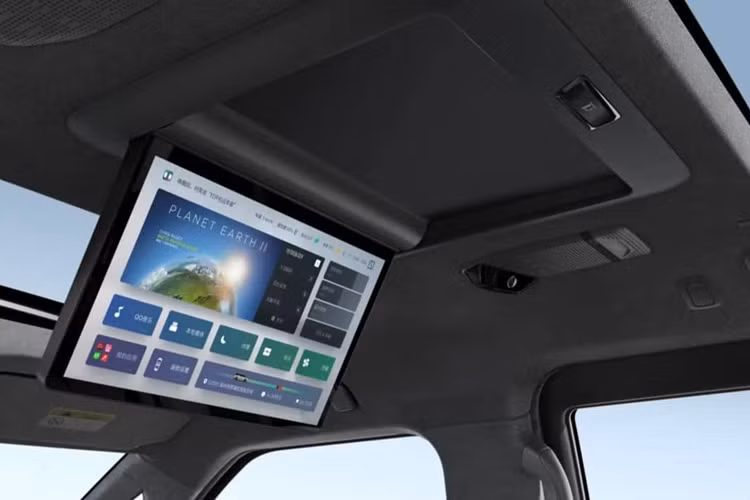 So với phiên bản tiền nhiệm, cả hai phiên bản của Zeekr 009 2024 đều được nâng cấp: gương chiếu hậu bên trong xe dạng kỹ thuật số, vô-lăng điều chỉnh điện và kính cách âm hai lớp cho ghế thứ ba. Ngoài ra, vô-lăng còn hỗ trợ việc liên kết tài khoản Face ID và vị trí, có thể tự động điều chỉnh theo thói quen sử dụng của tài xế.