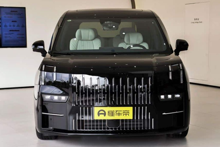 MPV điện Zeekr 009 sở hữu thiết kế vuông vức. Xe có kích thước dài x rộng x cao lần lượt là 5.209 x 2.024 x 1.848 mm và chiều dài cơ sở 3.205mm. Khối lượng mẫu MPV này tương đối nặng, đạt mức 2.830 kg. “Ngoại hình” của Zeekr 009 2024 không thay đổi so với phiên bản trước đó.