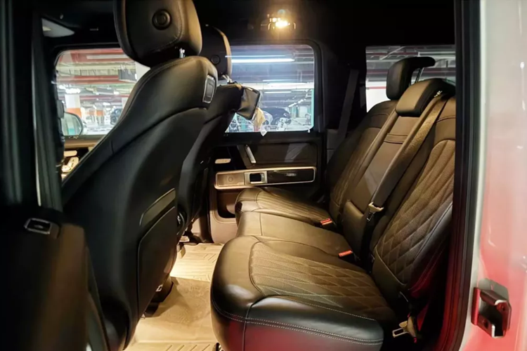 Ngoài ra, Mercedes-Benz G63 Stronger Than Time Edition còn có gói phụ kiện ngoại thất bằng thép không gỉ ở bậc lên xuống, ốp bậc cửa, ốp bậc cửa ở khoang hành lý hay vỏ lốp dự phòng.