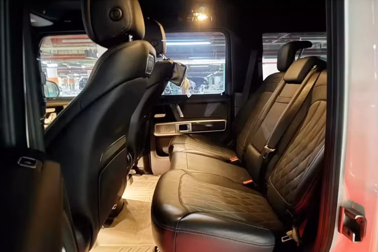 Ngoài ra, Mercedes-Benz G63 Stronger Than Time Edition còn có gói phụ kiện ngoại thất bằng thép không gỉ ở bậc lên xuống, ốp bậc cửa, ốp bậc cửa ở khoang hành lý hay vỏ lốp dự phòng.