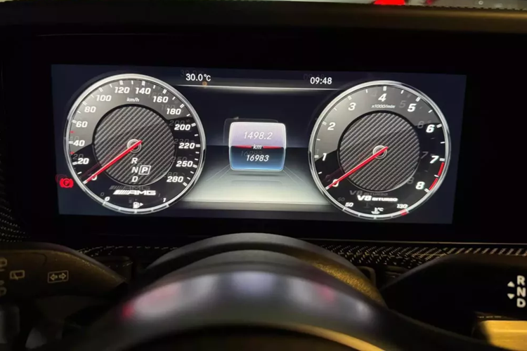 Những đặc điểm nhận dạng khác ở bên ngoài Mercedes-Benz G63 Stronger Than Time Edition bao gồm hệ thống đèn pha Multibeam LED, tấm biển nhỏ với dòng chữ Stronger Than Time trên cột A và đèn chiếu thông điệp chào mừng người lái xuống mặt đất.