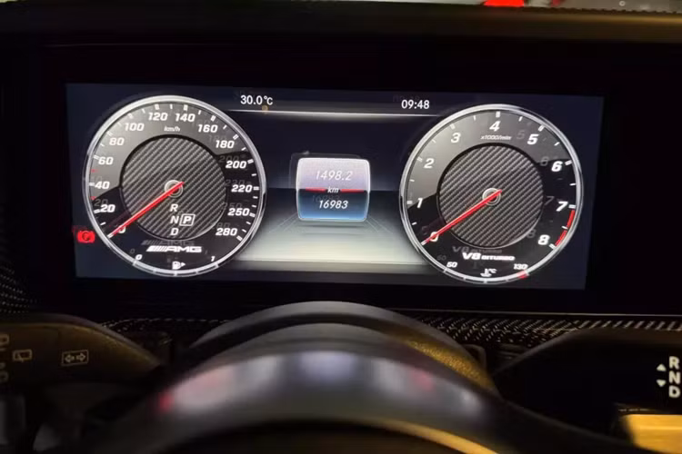 Những đặc điểm nhận dạng khác ở bên ngoài Mercedes-Benz G63 Stronger Than Time Edition bao gồm hệ thống đèn pha Multibeam LED, tấm biển nhỏ với dòng chữ Stronger Than Time trên cột A và đèn chiếu thông điệp chào mừng người lái xuống mặt đất.