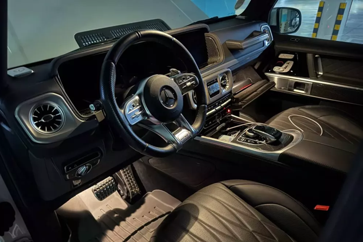 Nhưng hiện tại, các dân chơi chỉ cần chi ra hơn 8 tỷ đồng đã có thể sở hữu xe SUV hạng sang Mercedes-AMG G63 bản Stronger Than Time Edition đời 2019, đăng ký 2020, chạy 16.983 km. Ngoại thất xe màu trắng với bộ mâm đa chấu sơn bạc.