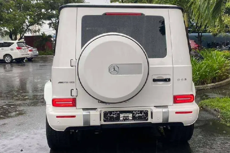 Mercedes-Benz G63 “Stronger Than Time” Edition được trang bị khá đầy đủ với hệ thống đèn viền trang trí 64 màu, camera 360 độ, ghế Active Multicontour Seat, dàn âm thanh Burmester "hàng hiệu" và cửa sổ trời chỉnh điện với tính năng đóng tự động khi trời mưa. Cuối cùng là hệ thống treo với giảm chấn thích ứng và gói trang bị an toàn Driving Assistance Package.