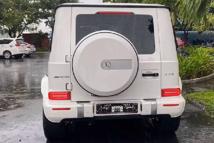 Mercedes-Benz G63 “Stronger Than Time” Edition được trang bị khá đầy đủ với hệ thống đèn viền trang trí 64 màu, camera 360 độ, ghế Active Multicontour Seat, dàn âm thanh Burmester "hàng hiệu" và cửa sổ trời chỉnh điện với tính năng đóng tự động khi trời mưa. Cuối cùng là hệ thống treo với giảm chấn thích ứng và gói trang bị an toàn Driving Assistance Package.
