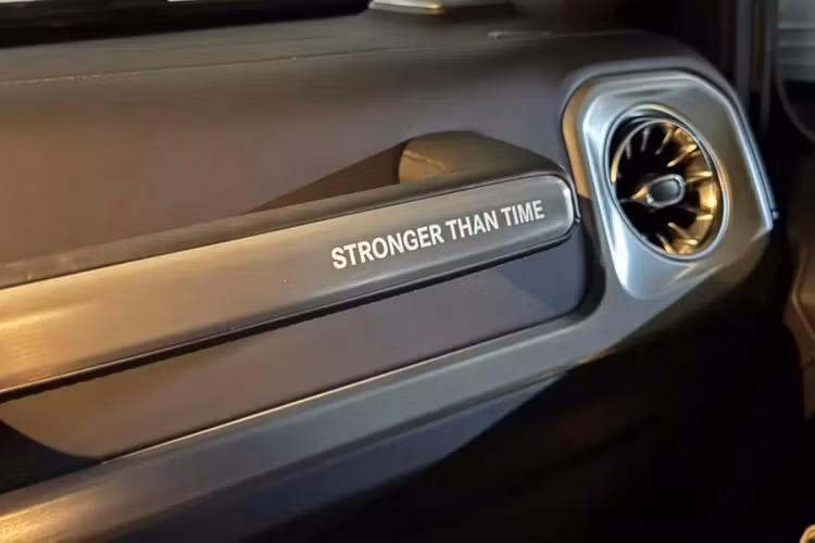 Mercedes-AMG G63 Stronger Than Time Edition được trang bị khối động cơ xăng V8, tăng áp kép, dung tích 4.0 lít, sản sinh công suất tối đa 585 mã lực và mô-men xoắn cực đại 850 Nm. Sức mạnh được truyền tới cả 4 bánh thông qua hộp số tự động 9 cấp AMG Speedshift TCT.