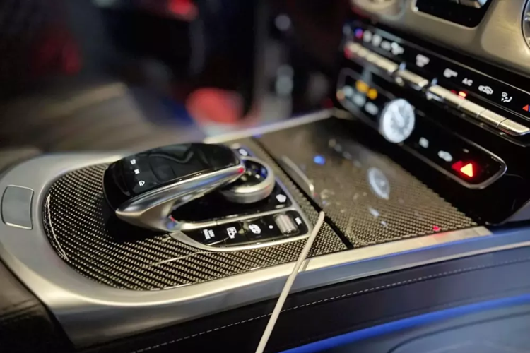 Trong khi đó, gói Night Package tiêu chuẩn lại bổ sung hệ thống vỏ đèn, vỏ gương ngoại thất, ốp trang trí trên cản va và kính cửa sổ sau màu tối cho Mercedes-Benz G-Class phiên bản đặc biệt.