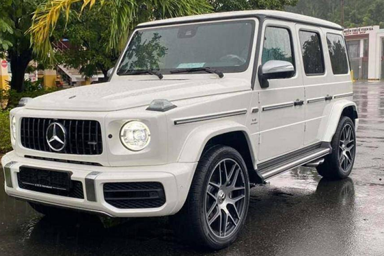 Nhờ đó, động cơ V8, tăng áp kép, dung tích 4.0 lít cho phép chiếc SUV hạng sang Mercedes-AMG G63 Stronger Than Time Edition tăng tốc từ vị trí xuất phát lên 100 km/h chỉ trong thời gian 4,5 giây trước khi đạt vận tốc tối đa 240 km/h.
