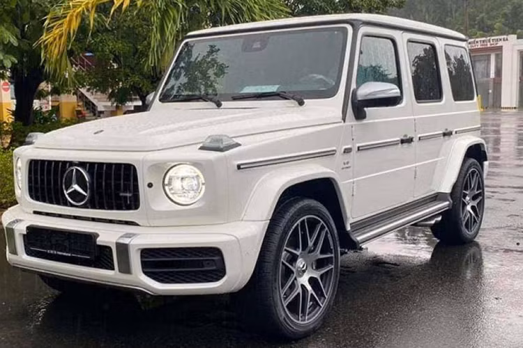 Nhờ đó, động cơ V8, tăng áp kép, dung tích 4.0 lít cho phép chiếc SUV hạng sang Mercedes-AMG G63 Stronger Than Time Edition tăng tốc từ vị trí xuất phát lên 100 km/h chỉ trong thời gian 4,5 giây trước khi đạt vận tốc tối đa 240 km/h.