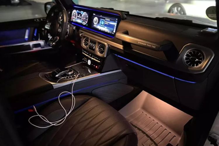 So với xe tiêu chuẩn, Mercedes-Benz G63 Stronger Than Time Edition mới sẽ đi kèm gói phụ kiện AMG Line. Nhờ đó, phiên bản đặc biệt của mẫu SUV hạng sang được mệnh danh là "vua off-road" có ốp cua lốp loe rộng ra ngoài, những chi tiết ngoại thất AMG và cùm phanh khắc chữ Mercedes-Benz.