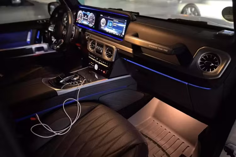 So với xe tiêu chuẩn, Mercedes-Benz G63 Stronger Than Time Edition mới sẽ đi kèm gói phụ kiện AMG Line. Nhờ đó, phiên bản đặc biệt của mẫu SUV hạng sang được mệnh danh là "vua off-road" có ốp cua lốp loe rộng ra ngoài, những chi tiết ngoại thất AMG và cùm phanh khắc chữ Mercedes-Benz.