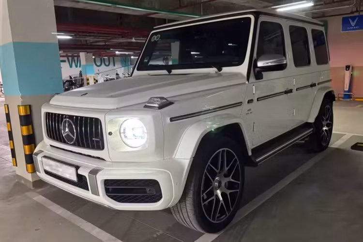  Mercedes-AMG G63 hạng sang là dòng xe SUV Mercedes-Benz G-Class thành công nhất lịch sử hãng xe Đức, bằng chứng là chỉ riêng ở thị trường Việt Nam đã có hơn 200 xe, được nhập khẩu chính hãng lẫn tư nhân, thiết kế đẹp mắt, không lỗi thời, đã giúp G63 thế hệ mới chiếm nhiều thiện cảm với người dùng.