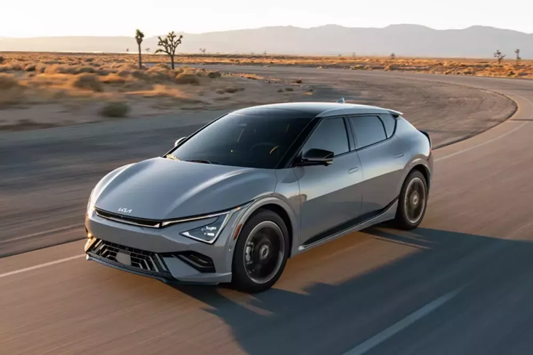 Phiên bản của dòng xe điện Kia EV6 2025 nâng cấp đã chính thức trình làng ở thị trường Hàn Quốc vào hồi tháng 5/2024. Đến nay, khi tham gia triển lãm Ô tô Los Angeles 2024, hãng Kia tiếp tục mang mẫu SUV điện cỡ trung này đến trưng bày và giới thiệu với khách hàng Mỹ.