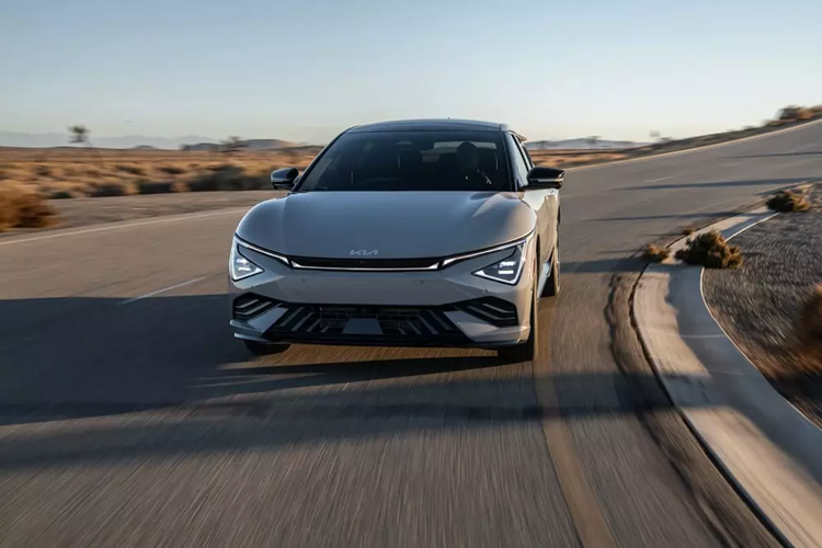 Điểm nhấn của Kia EV6 2025 chạy điện dành cho thị trường Mỹ chính là phiên bản GT mới, tương tự người anh em EV9. Là phiên bản cao cấp nhất, EV6 GT mới được trang bị 2 mô-tơ điện có tổng công suất 601 mã lực. Nếu người lái kích hoạt chế độ GT, công suất của xe sẽ tăng lên 645 mã lực nhưng chỉ trong một thời gian ngắn.