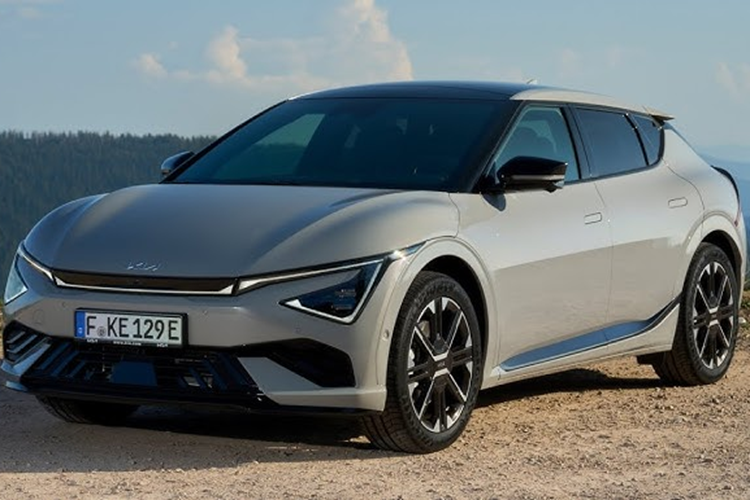 Những thông số kích thước còn lại giữ nguyên, bao gồm chiều rộng 1.890 mm, chiều cao 1.550 mm và chiều dài cơ sở 2.900 mm. Bên trong xe, Kia EV6 2025 được thổi làn gió mới bằng màn hình cong mới trên mặt táp-lô, kết hợp giữa bảng đồng hồ kỹ thuật số và màn hình cảm ứng trung tâm cùng có kích thước 12,3 inch.