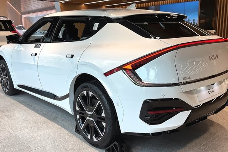 EV6 2025 sẽ được lắp ráp ở nhà máy Kia tại bang Georgia Mỹ cùng với người anh em EV9. Riêng phiên bản GT sẽ được lắp ráp tại Hàn Quốc và nhập khẩu vào Mỹ. Xe sẽ bắt đầu bán ra vào nửa đầu năm sau với giá xe Kia EV6 2025 chưa được công bố. Tại thị trường Mỹ, Kia EV6 chính là đối thủ của VinFast VF8.