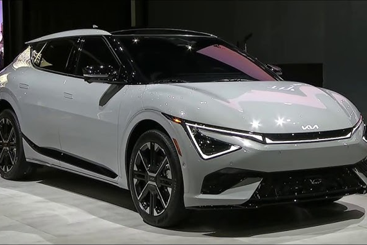 Các màn hình của xe có thể cá nhân hóa với màu sắc và logo của đội bóng bầu dục NBA mà chủ xe yêu thích thông qua Kia Connect Store. Thêm vào đó là vô lăng và cụm điều khiển trung tâm mới. Các vật liệu cách âm bổ sung cũng hứa hẹn mang đến nội thất yên tĩnh hơn cho mẫu xe này.