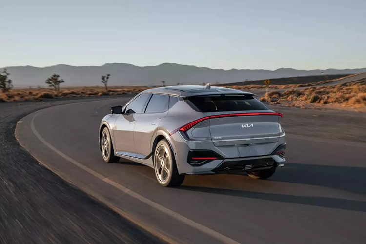 Chưa hết, Kia EV6 2025 còn được trang bị pin có dung lượng lớn hơn trước. Theo đó, xe dùng 2 loại pin có dung lượng 63 kWh và 84 kWh. Ở phiên bản cũ, pin của xe có dung lượng chỉ 58 kWh và 77,4 kWh. Sự thay đổi này giúp tăng quãng đường di chuyển của xe lên 513 km ở phiên bản RWD 84 kWh.