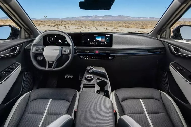 Đồng thời, sức kéo của xe cũng tăng lên 2,7 tấn, cải thiện sự thực dụng cho mẫu ô tô điện này. Bên cạnh những nâng cấp về hệ truyền động và pin, Kia EV6 2025 còn được làm mới thiết kế cũng như bổ sung trang bị.