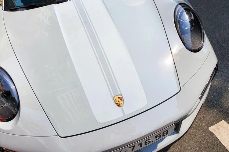 Tay chơi siêu xe này đã lựa chọn con số 82, vốn là năm sinh của anh. Porsche 911 Sport Classic sở hữu thiết kế cánh gió đua vịt bằng chất liệu CFRP. Đây cũng là điểm tương đồng với huyền thoại 911 Carrera RS 2.7.